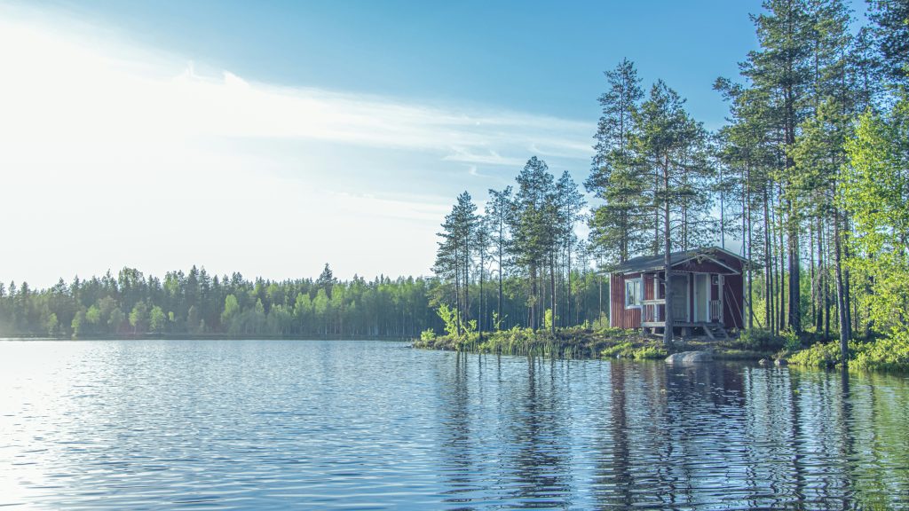 lago finlandese con casetta