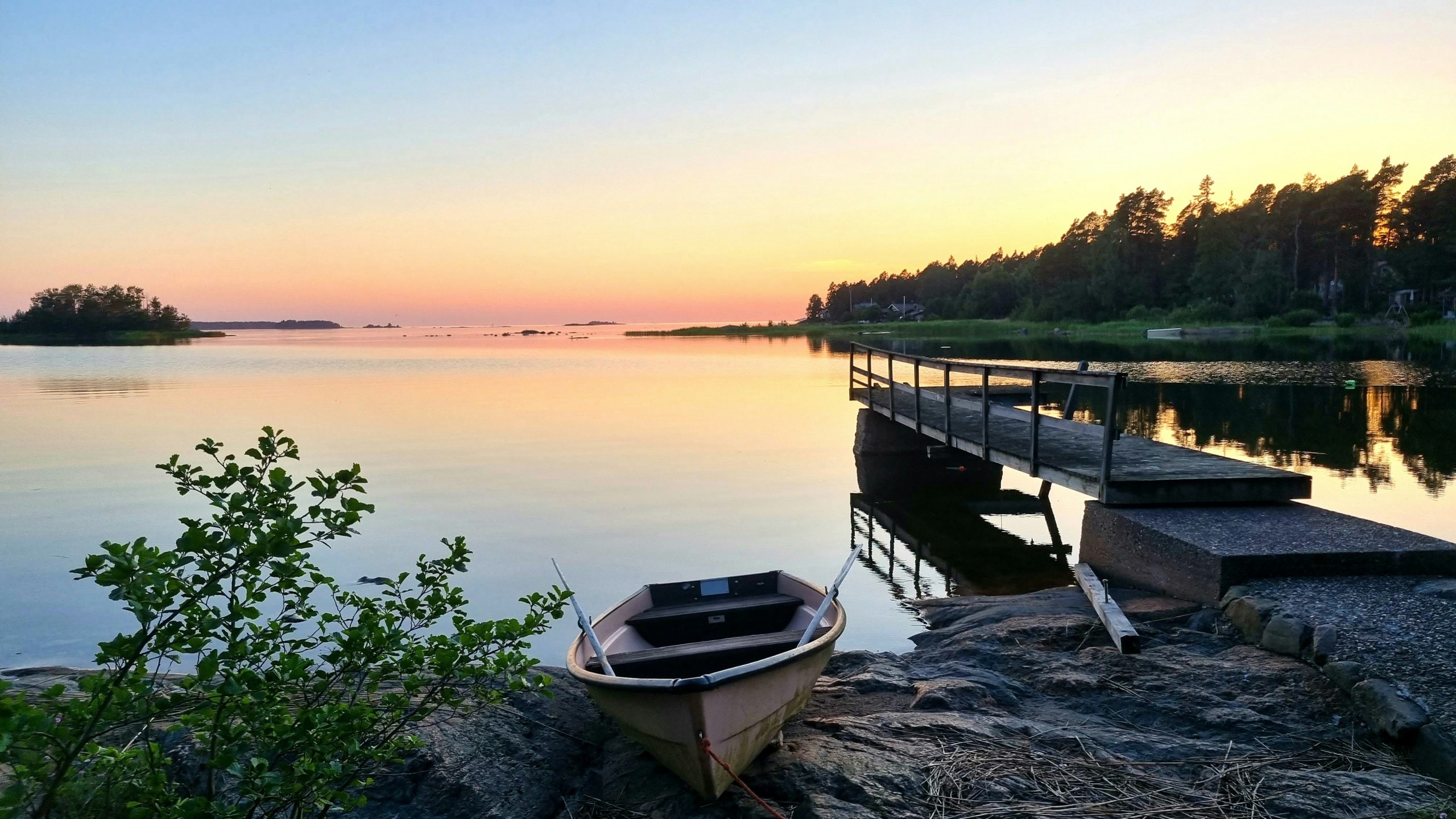 pontile al tramonto in finlandia