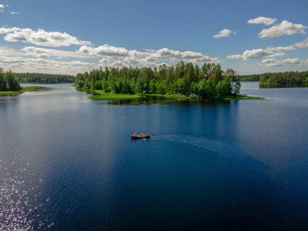 isolotto in mezzo a lago finlandese