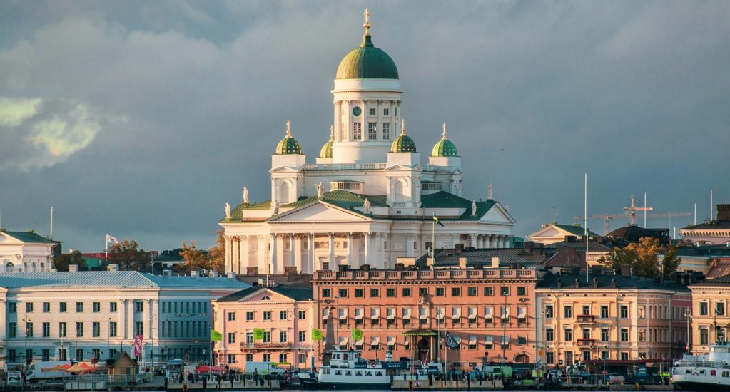 cattedrale di helskinki con vista dal mare