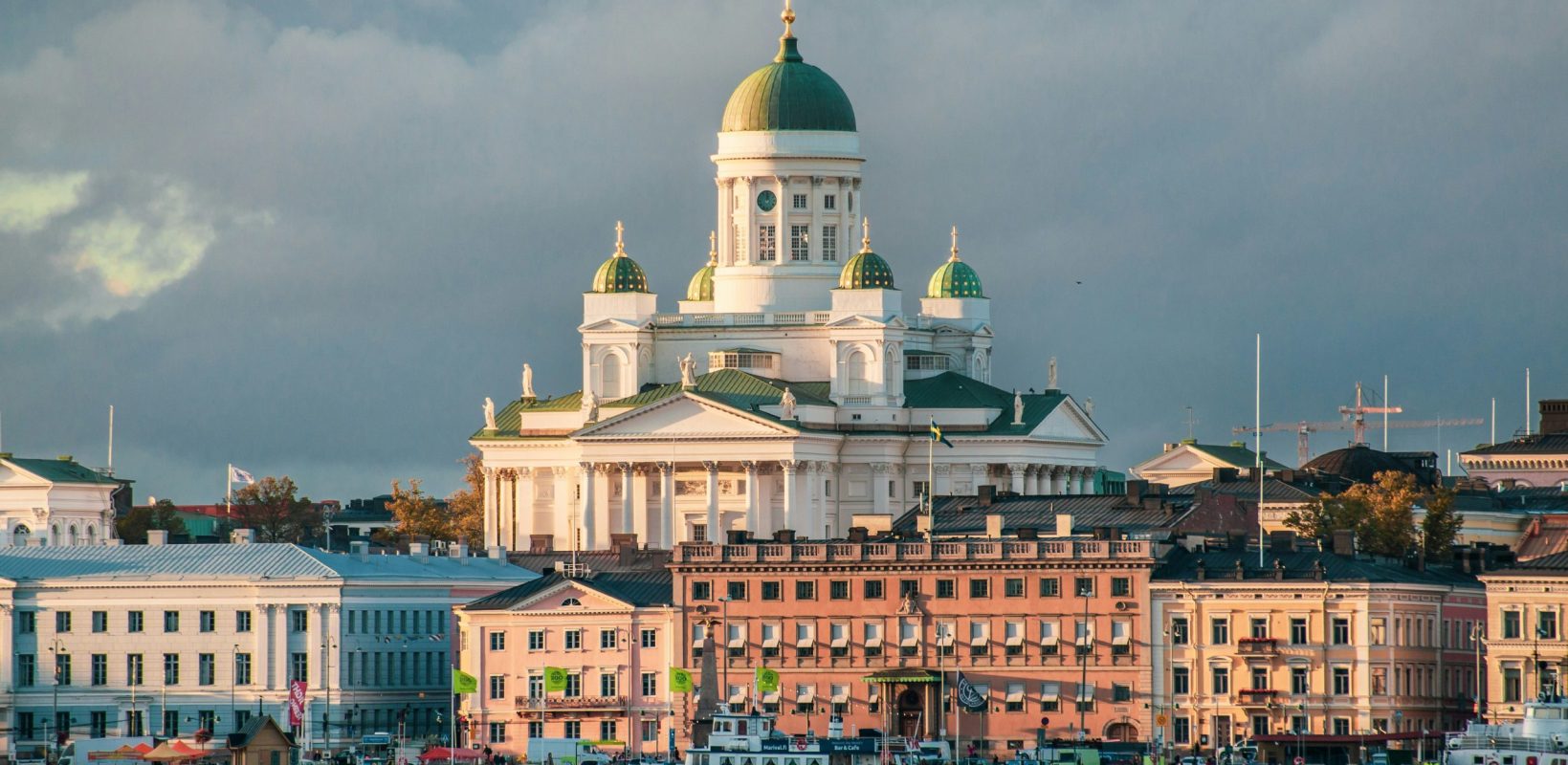cattedrale di helskinki con vista dal mare